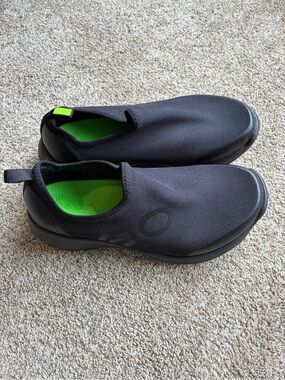 OOFOS OOmg low recovery Black Slip-On Sneakers with Bright Green Insole